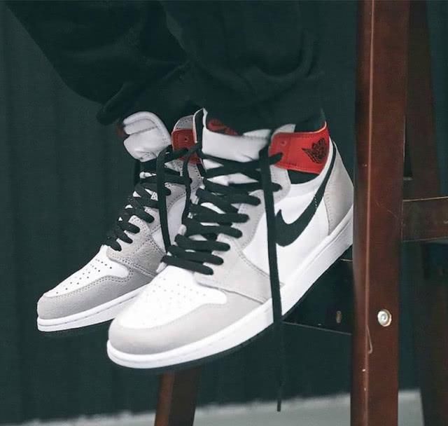 进化版:黑白灰的高级搭配还不够看,进化版高级配色AJ1来袭,这次mid还是输了