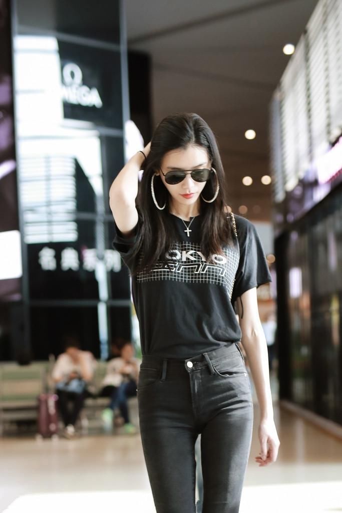 奚梦瑶简单穿搭亮相机场，撩头发都能迷死人，气场强大竹竿腿抢眼