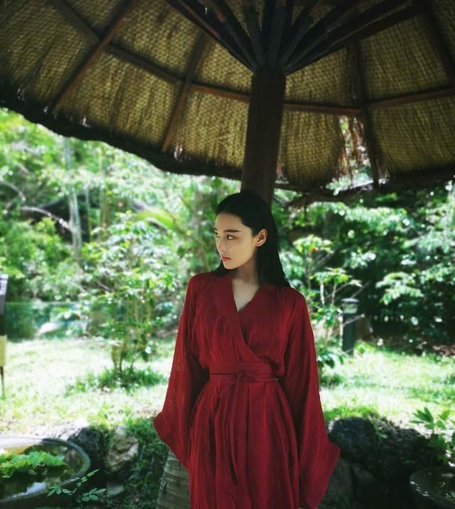  『身穿』路人街拍,小姐姐身穿高开叉连衣裙,性感大长腿完美展现