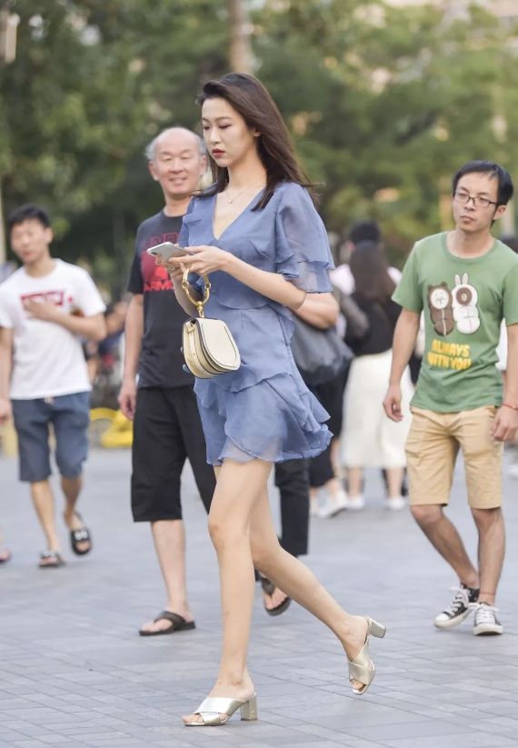 街拍:知性姐姐真优雅，这大长腿真是无敌了