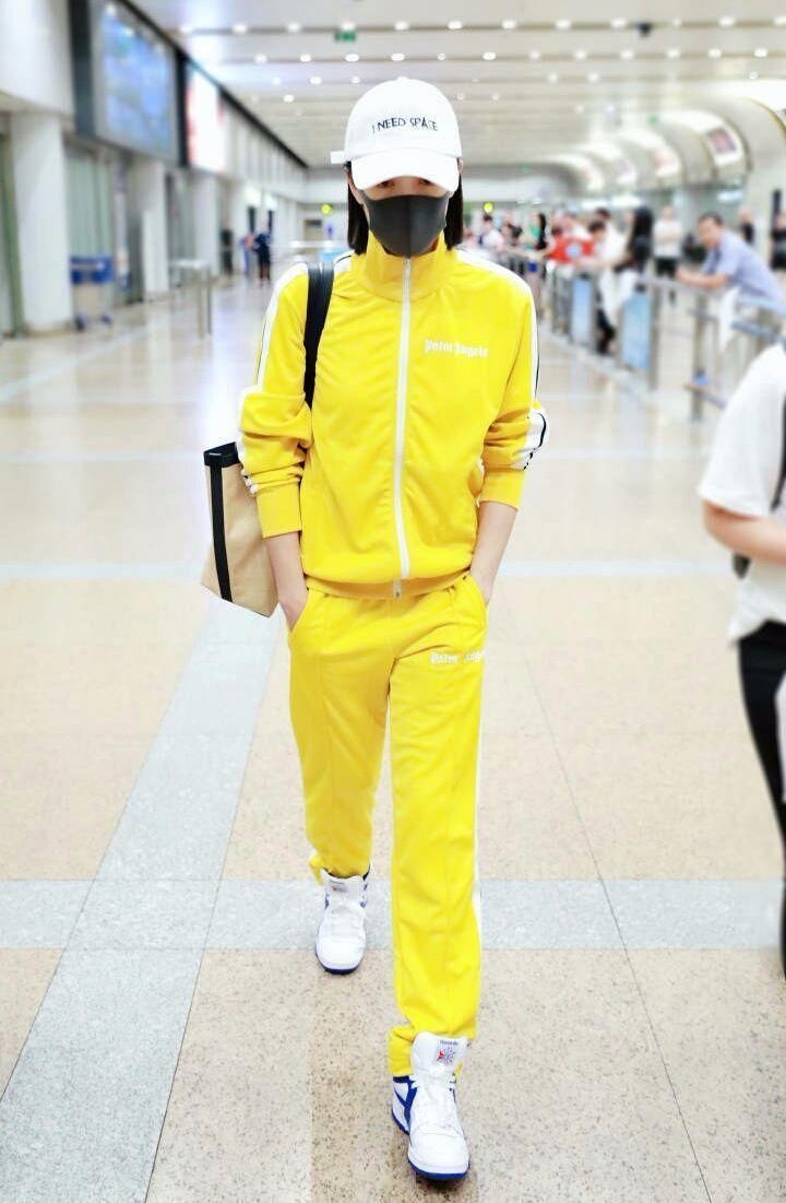 宋茜越来越不会好好穿衣服了!把裙子拉那么高,就不怕走光吗?