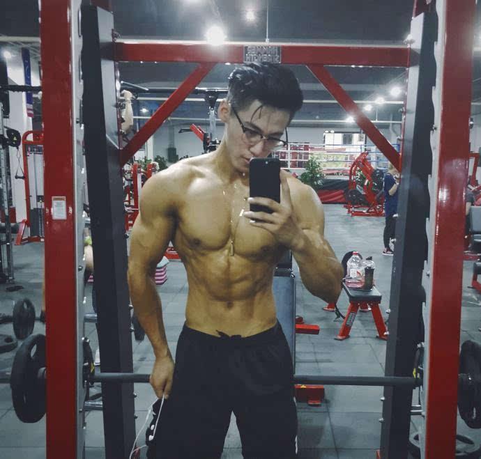 爱健身的大长腿，拥有一张明星脸，胸肌腹肌人鱼线全都有