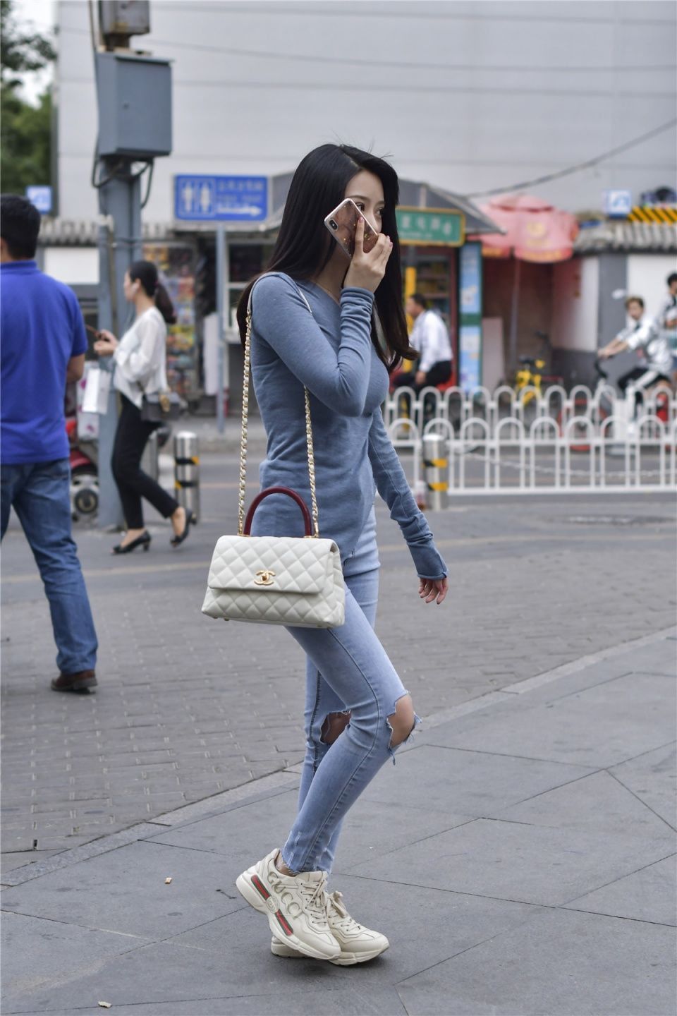 不爱红装爱素装，破洞紧身牛仔裤，彰显与众不同的美