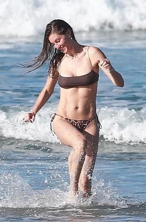 『 泳装』真吸睛，39岁超模吉娘娘性感依旧！穿豹纹泳衣海边狂秀火辣身材