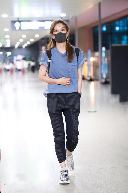 赵薇真厉害，这么小的裤子也能塞进去，网友：瘦下来美回18岁