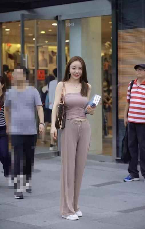 街拍：横看成岭侧成峰，路边的大爷看呆了，真的太尴尬了