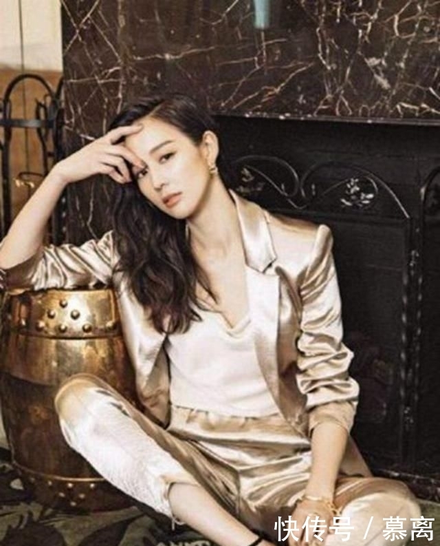  不露■张钧甯好会穿，一身香槟色西装配高跟鞋，不露腿也美得惊艳