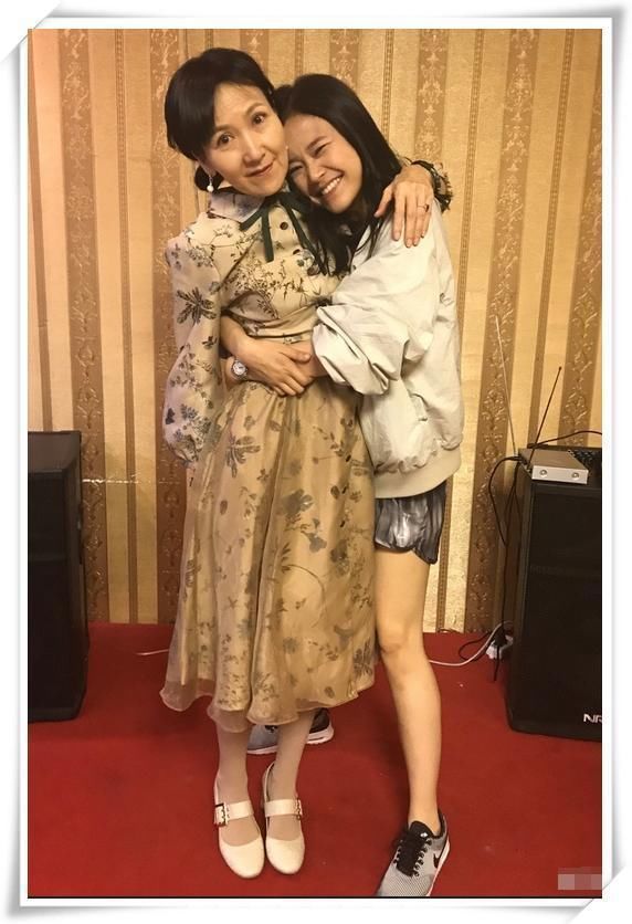 59岁陈美琪满面皱纹，优雅的老去，网友：不打针的脸就是这样真实