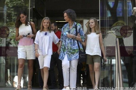 西班牙王后同婆婆女儿逛农贸市场，把高街品背心穿得魅力十足