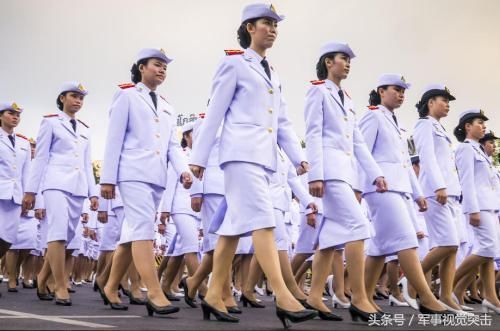 阅兵时，女兵为什么穿“丝袜”？说出来你都不一定会信