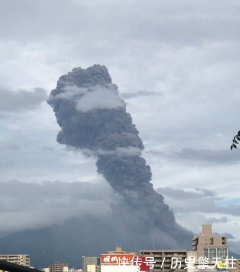 日本樱岛火山再次喷发 火山灰将天空染黑