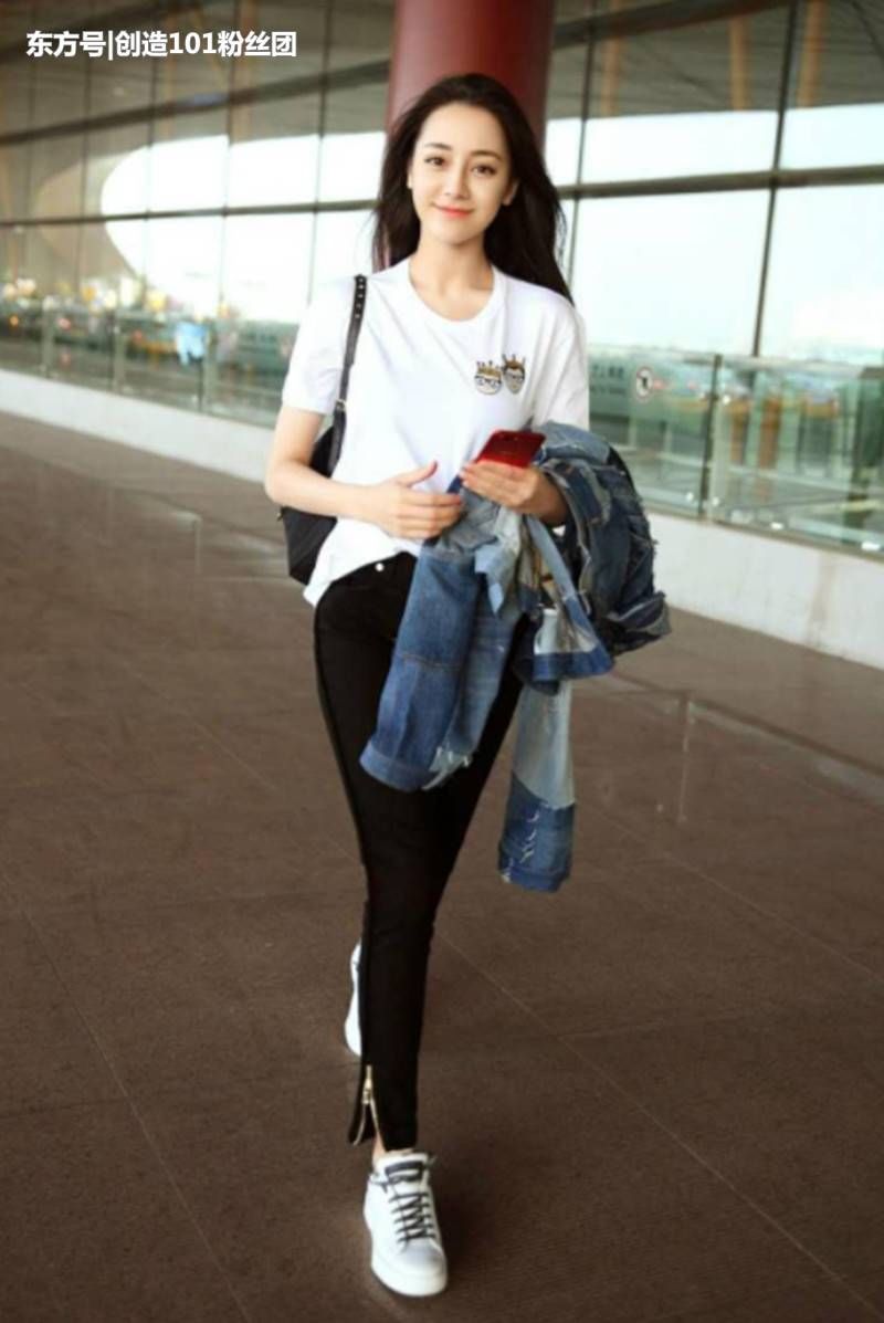 袁珊珊是94斤，迪丽热巴也94斤，二人同穿紧身裤，画风尴尬