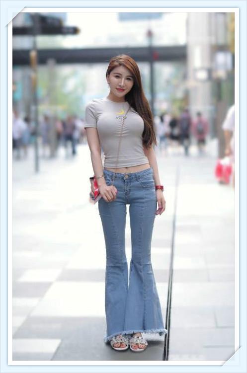 拖地|街拍;不得不佩服,阿姨穿什么都亮点十足,“拖地裤子”很给力吧?