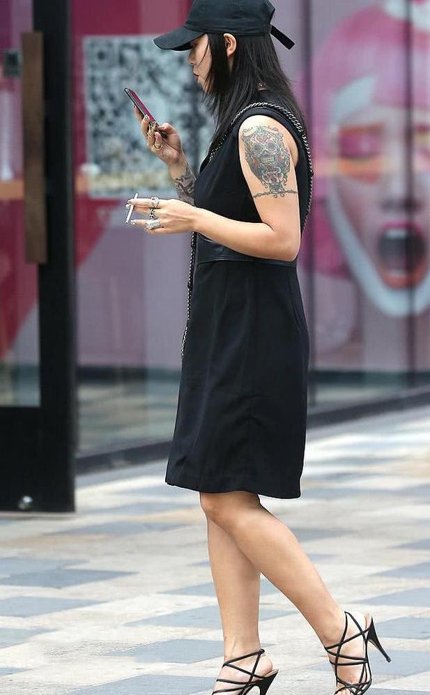 三里屯街拍美女演绎高跟鞋千姿百态