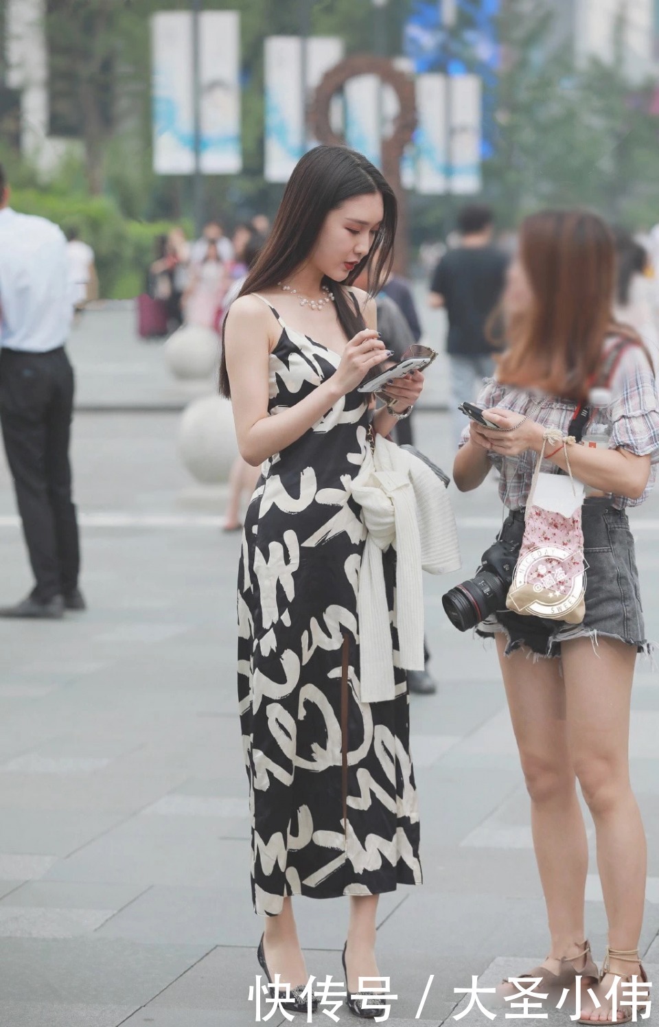 表情|美女街拍:抿嘴的表情为什么这么可爱,眼睛里透着俏皮小机灵的光