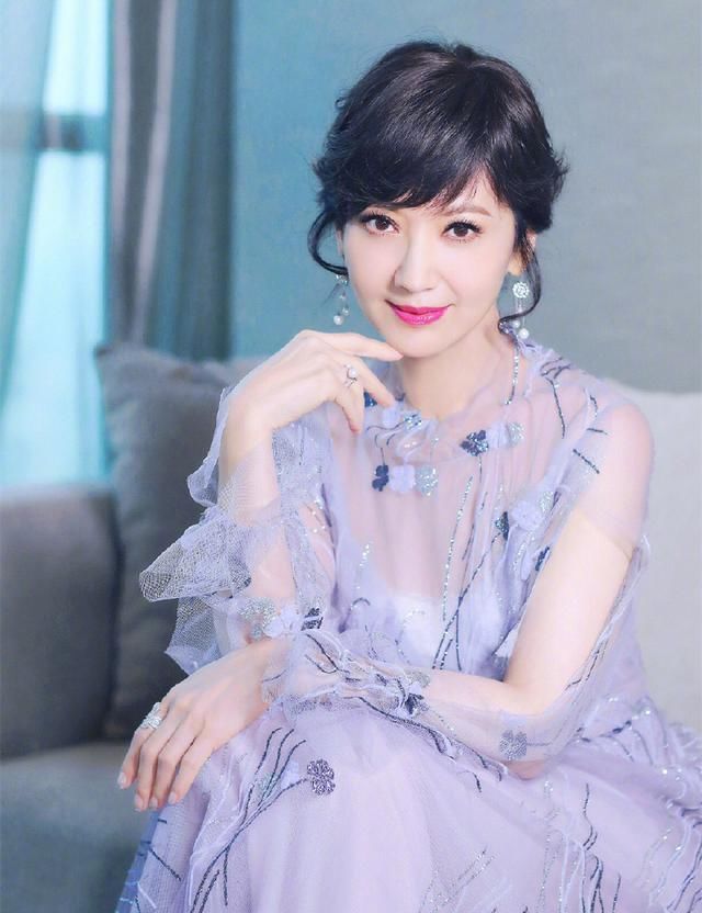 64岁的赵雅芝真是会穿，和34岁的韩雪同穿阔腿裤，气质上完全不输