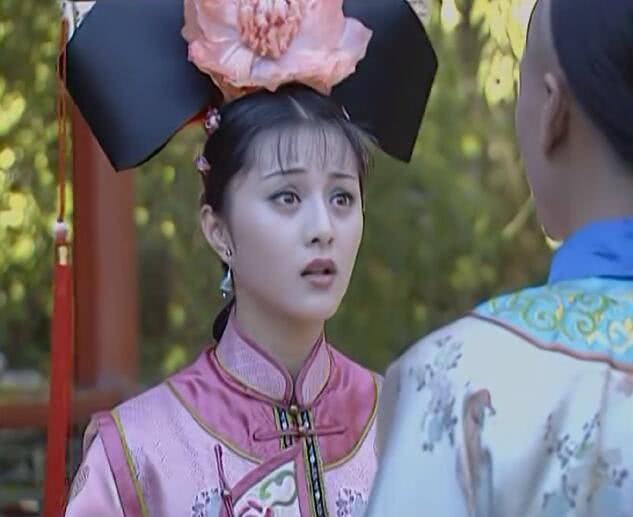 晴儿和金锁一前一后出现，衣服颜色也很像，为什么感觉却很不同?