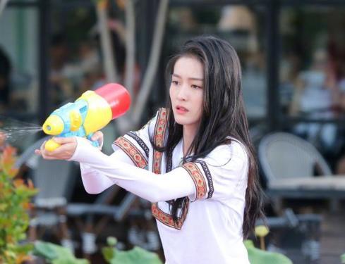 鞠婧祎卸妆后打82分，张雪迎卸妆后打96分，她打满分都嫌少！