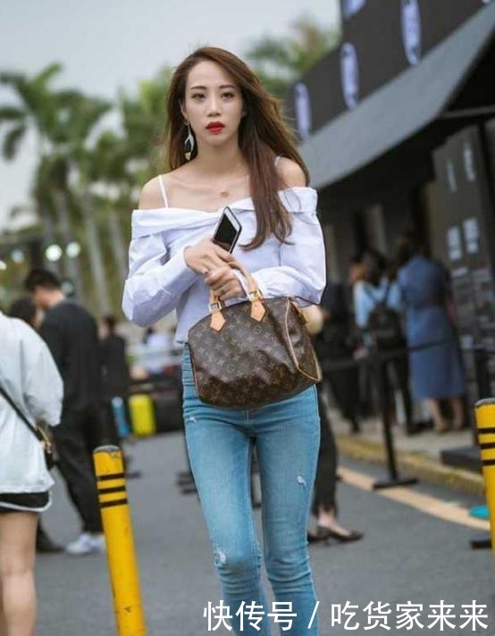 『气质』街拍：气质高雅的美女，一件白色一字肩配牛仔裤，魅力气质十足