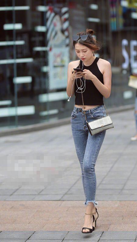 街拍：能在夏天驾驭紧身牛仔裤的美女，下半身也得有“肉感”！
