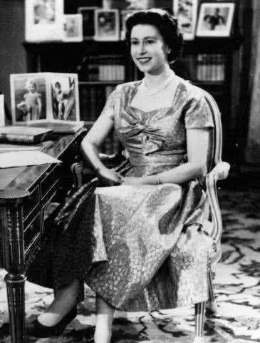 跷二郎腿的王室女性，凯特不雅，戴安娜险“走光”，女王违反规定