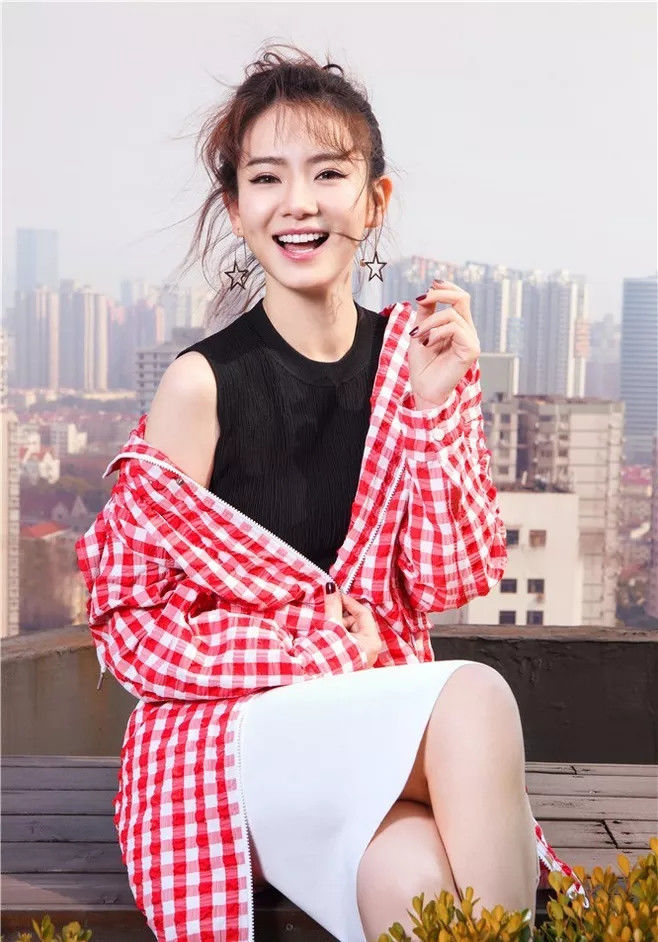 看了赵丽颖的短裙，再看看戚薇，才知道单身和已婚都能穿的这么美