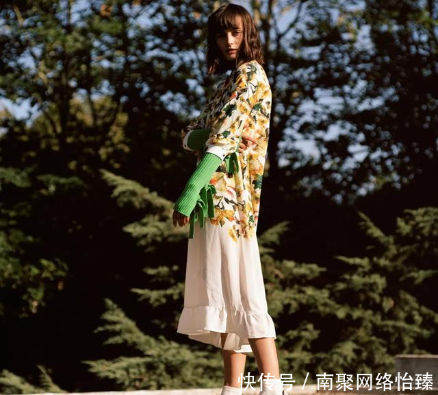  『时髦』夏季，穿裙子+小白鞋，就是比别人时髦好看