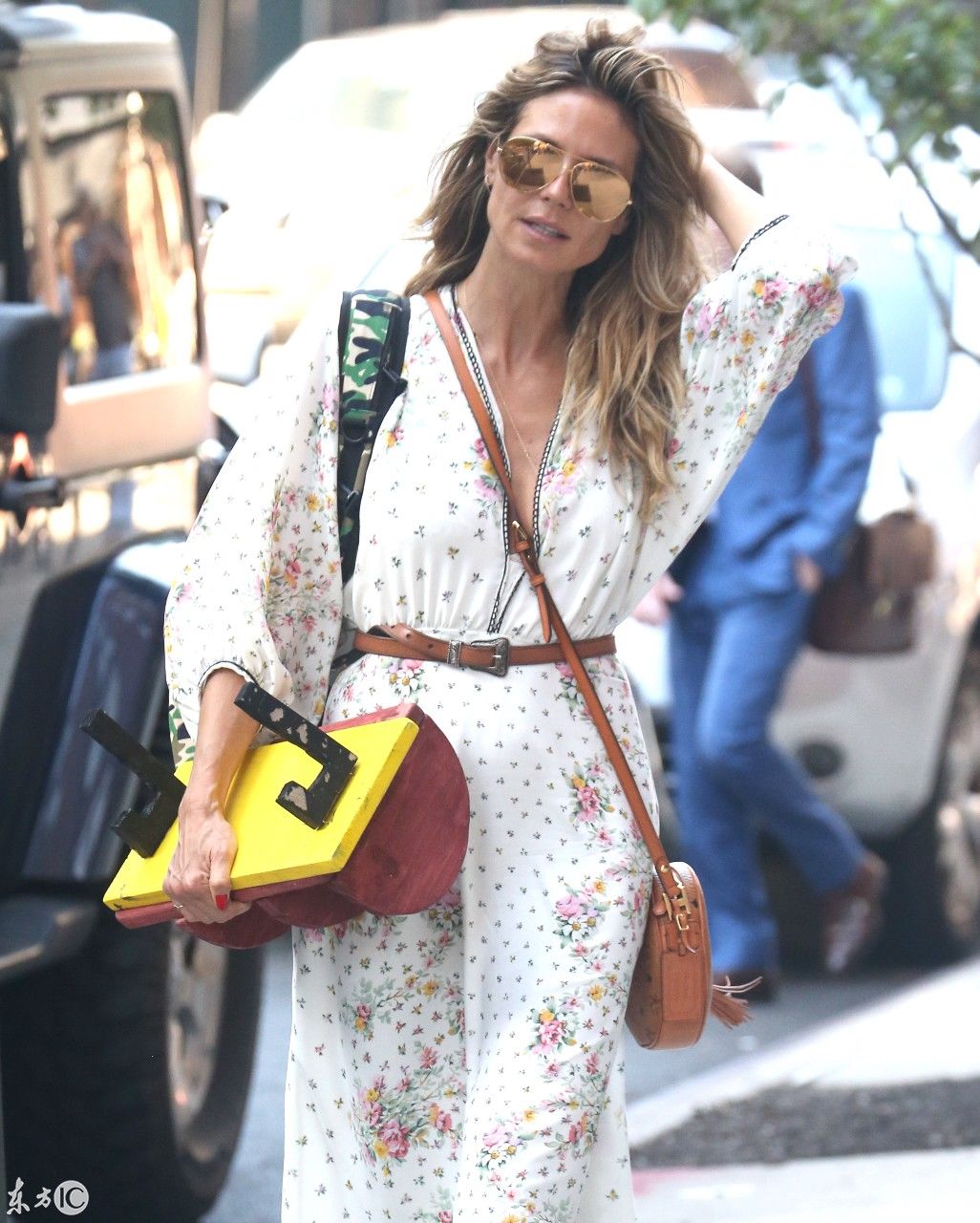 超模海蒂克鲁姆Heidi Klum身穿碎花长裙和妈妈、女儿外出街拍
