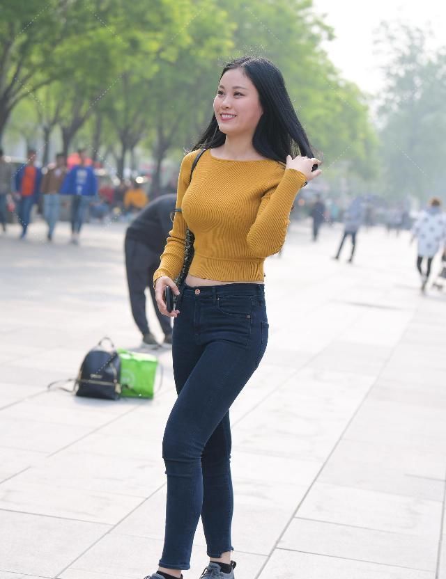  时尚女生们■穿牛仔裤时尚耐看又省心，让你轻松展现出自信靓丽的美