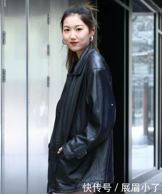  #美女#街拍：天生丽质的美女，一件紫色背心配黑色运动裤，青春活力气质