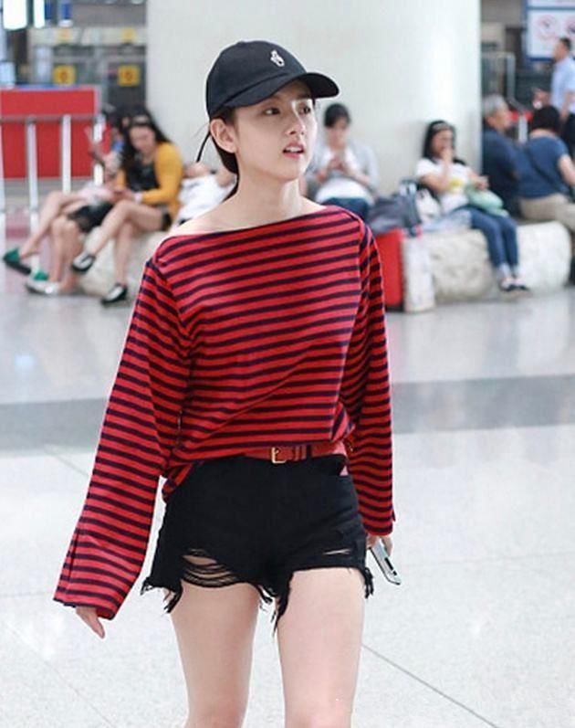 宋祖儿偷穿爸爸衣服？宽松肥大没腰身，松垮懒散还很热呀！