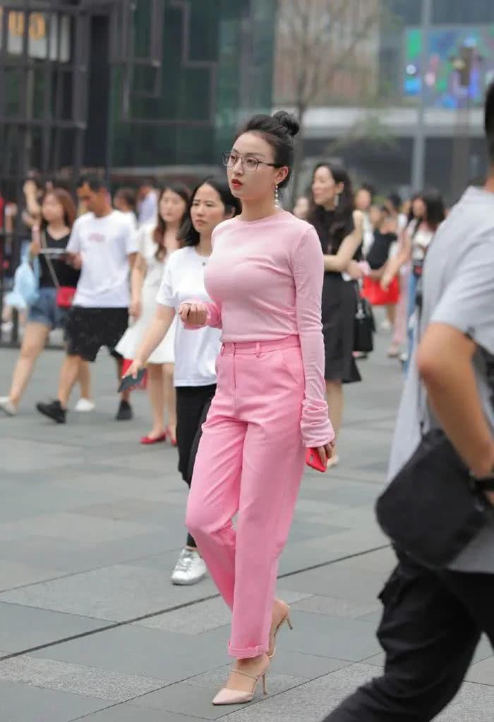  俏美|气质女生真会穿，选择休闲减龄的西裤穿搭，让造型显得干练又俏美