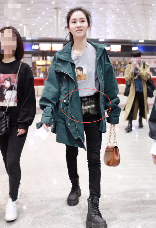 张碧晨也太壕了吧，居然在裤子上贴了一块大金片，有钱就是任性！