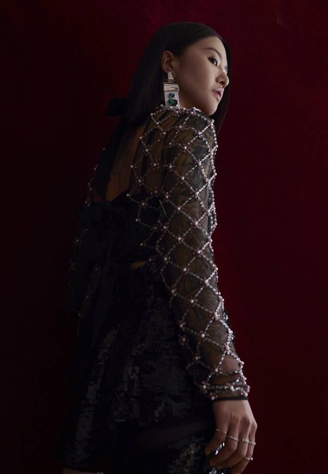 曾经辣眼渔网装,谭维维金曲奖上穿了两次,果然是歌手里最会穿的