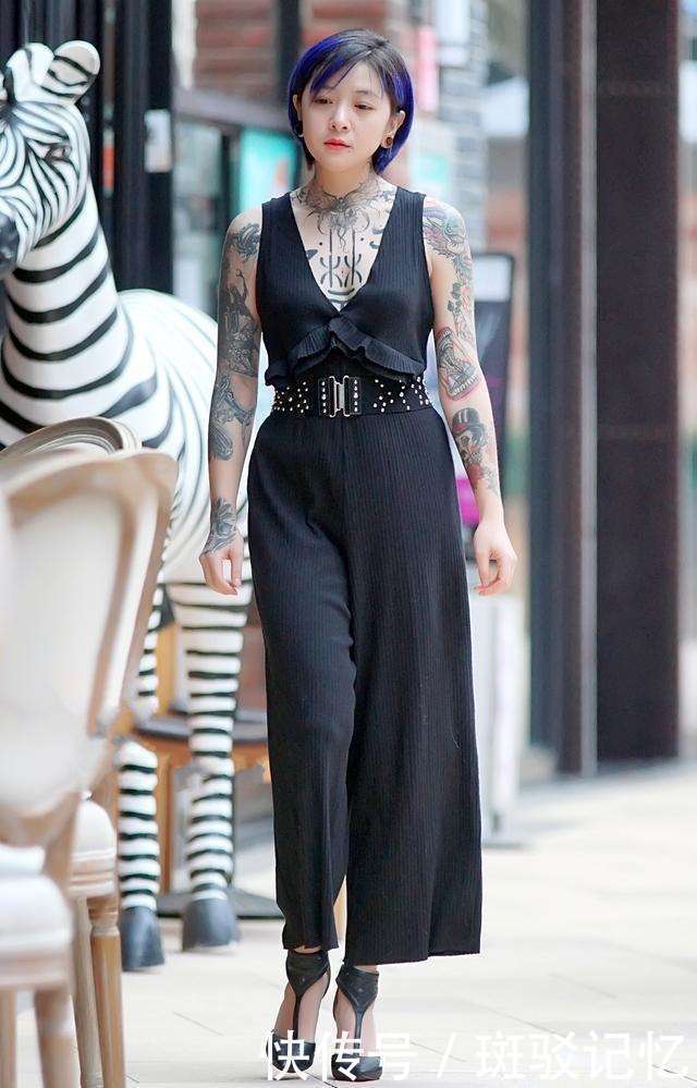 街拍：图三小姐姐紧身牛仔裤配白色小西服，颜值和身材都很赞！