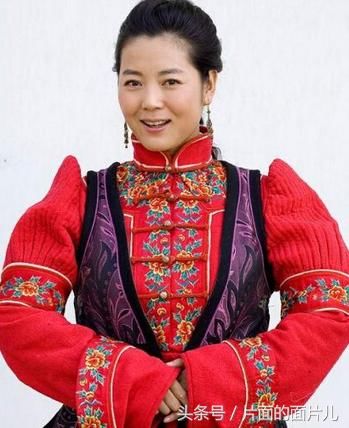 王茜华深夜发文:大姐不靠脸吃饭，老了也是纯天然，回应整容传闻