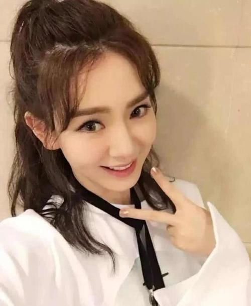  扎苹果头@“丸子头”已失宠！现在流行男女通吃的“苹果头”，减龄显脸小