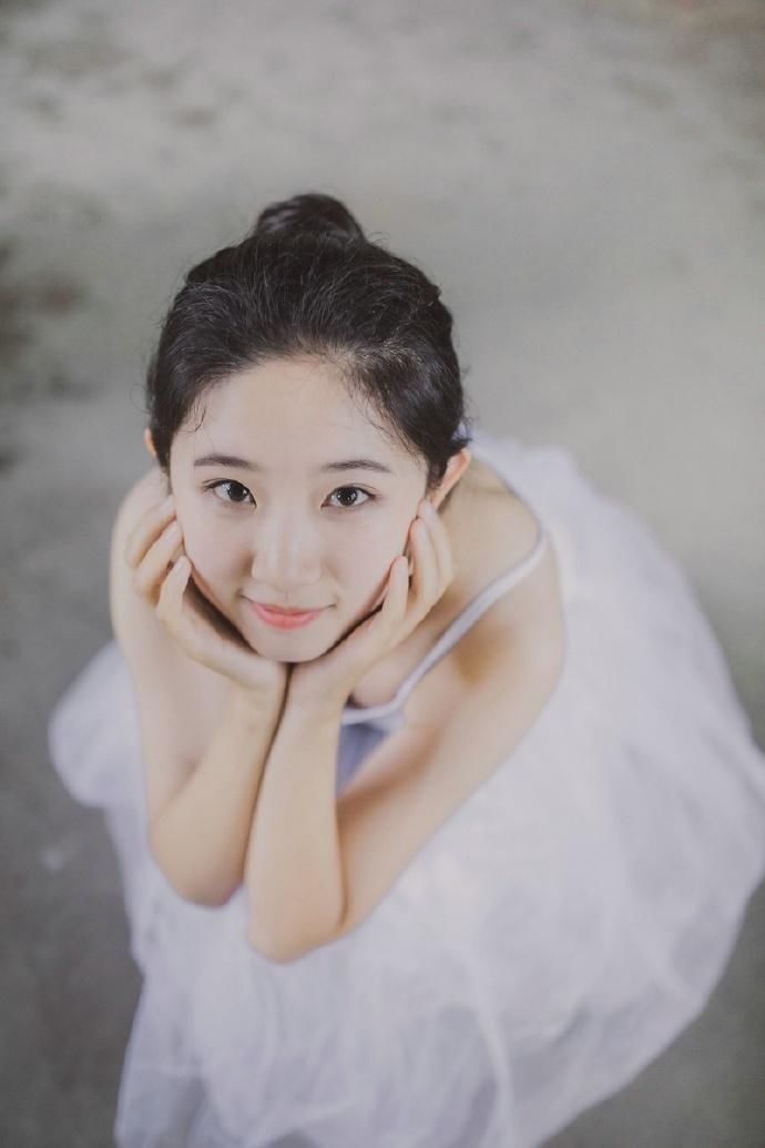 芭蕾少女丰满性感制服写真图片