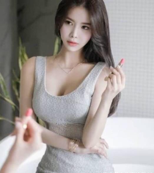 开叉连衣裙小姐姐,紧身勾勒出完美身姿,非常的迷人!