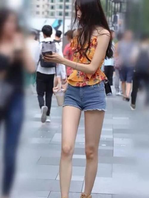『搭配』街拍:面带笑容的小姐姐,一件白色上衣配牛仔短裤,青春靓丽气息