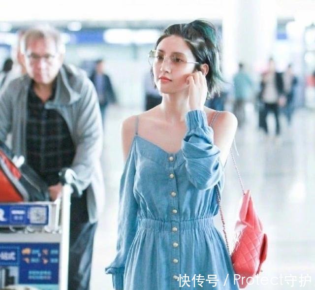 唐艺昕太会穿！用12颗“珍珠”来秀腿，既显白又若隐若现！