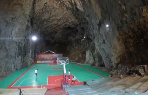  巨资：贵州大山里的村子，村民自筹巨资在山洞里建千平篮球场，