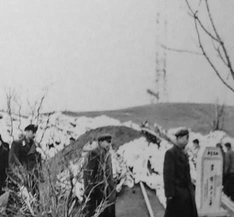  「真实」老照片：雷锋下葬时的真实场景，现场人山人海，墓地如