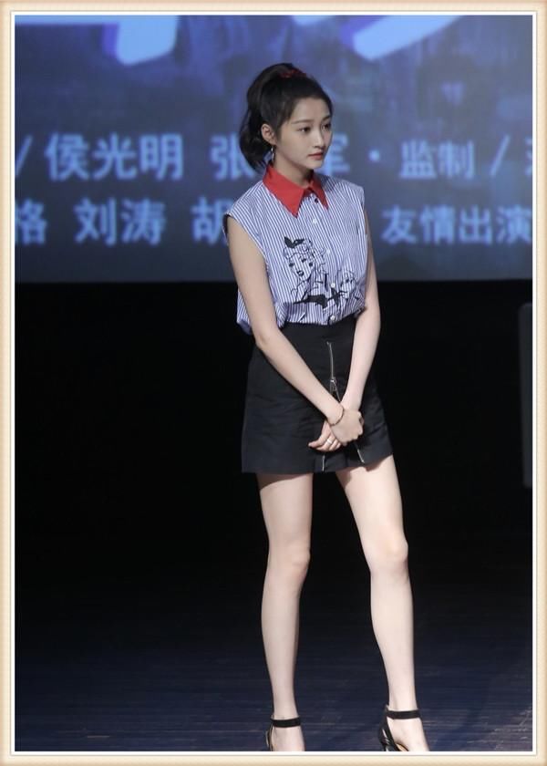 关晓彤真把机场当家啦？睡衣拖鞋直接上阵，找不到比你更随便的了