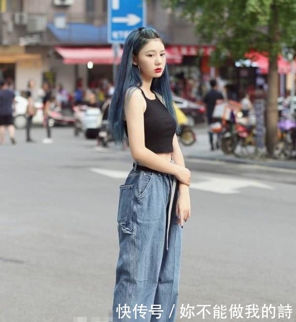  「整体穿搭」美女这牛仔裤，今年很流行吧