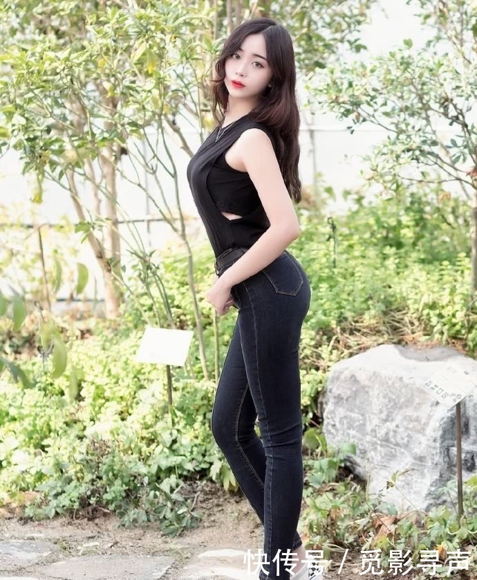 你们最爱的紧身牛仔裤小姐姐，修身紧绷的裤子搭配黑色上衣，显得