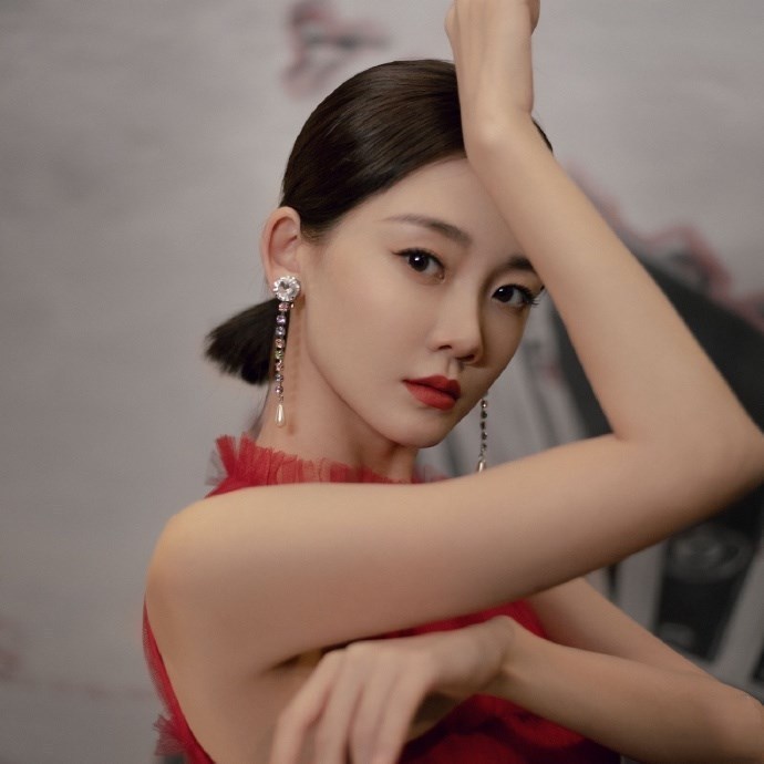 # 薄纱#有一种妩媚动人的冷艳之姿,超美,苗苗穿起这一袭红色薄纱长裙