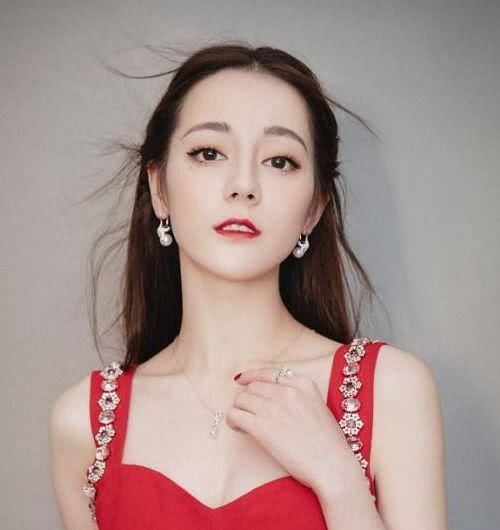  『女人』50岁的女人想要散发高级贵妇感，最好少戴黄金，建议佩戴这三种！