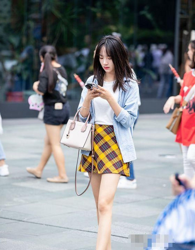  【展现】路人街拍:时髦优雅的包臀裙美女,展现完美的身材曲线