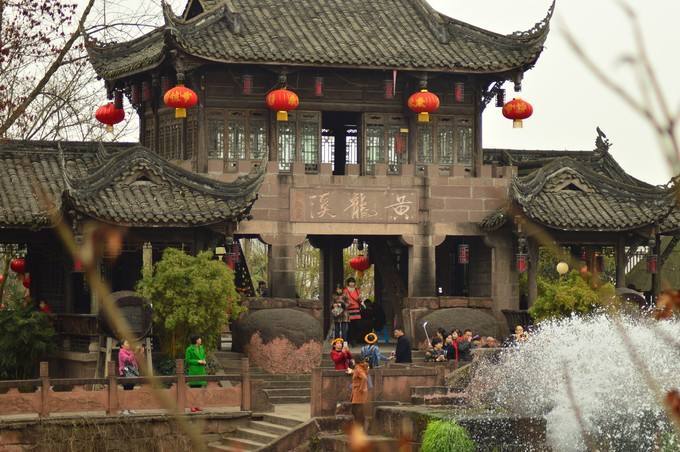 中国最“傻”古镇，被誉为“火龙之乡、中国好莱坞”，却不收门票